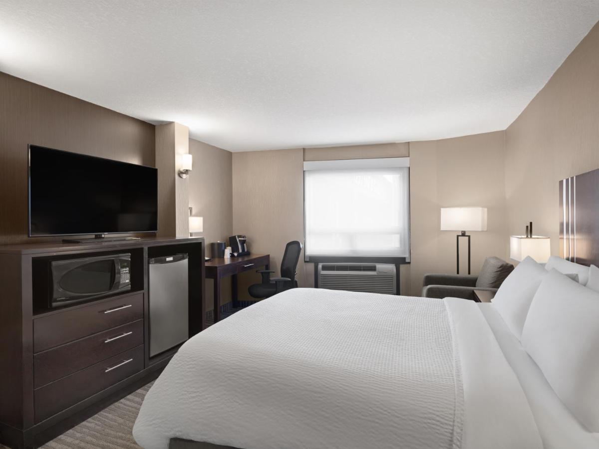 Standard Queen Room with Accessible Tub